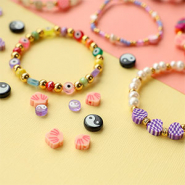 Set de inspiraciones Cómo crear las pulseras más bonitas con abalorios de polímero y acrílico