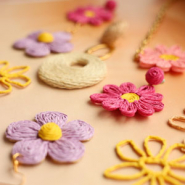 Nuevo  ¡Ordena! Nuevos colgantes y fornituras de rafia