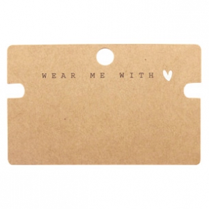 Tarjetas de joyer&iacute;a "Wear Me With &hearts;" marr&oacute;n