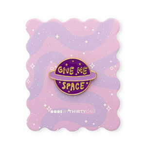 BY31&reg; Pin "Give me space" en una tarjeta P&uacute;rpura multicolor-amarillo-dorado