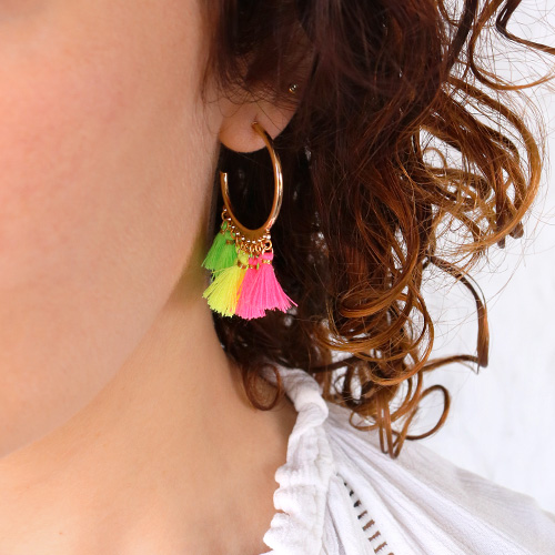 Alegres brazaletes, pulseras tobillera y cordones para gafas adornados con borlas para este verano