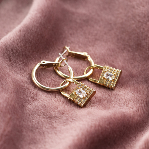 Esta bisuter&iacute;a de tendencia puedes hacerla con los nuevos colgantes candado: