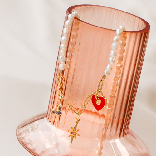 Crea alegres joyas con estos colgantes y cierres de moda