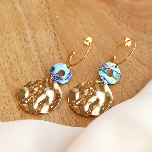 Manos a la obra con colgantes de concha, cuentas y entrepiezas