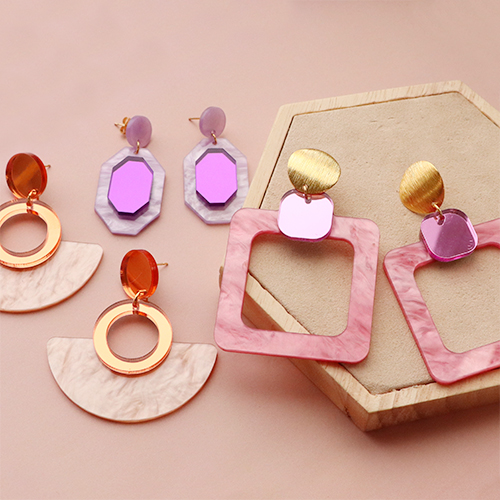 Ponte creativa con los colgantes llamativos