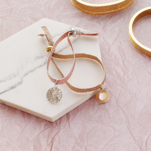 Manos a la obra con las pulseras y la cinta el&aacute;stica