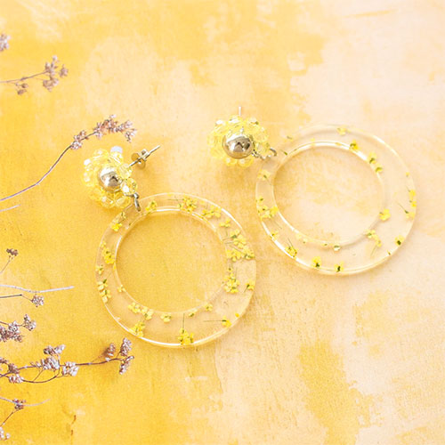 Nueva serie de colgantes de resina con flores secas