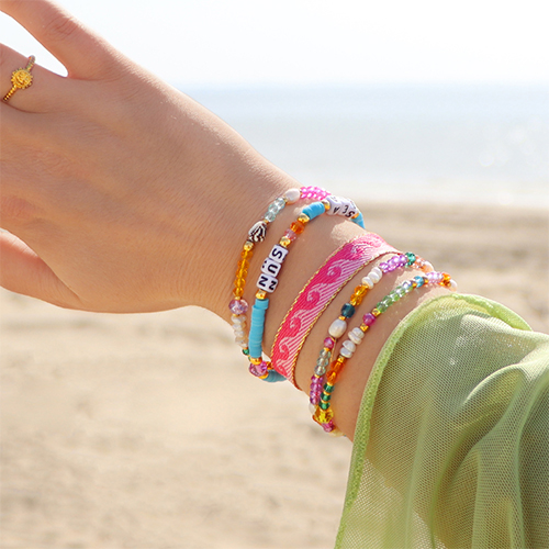 Ideas para pulseras con abalorios acr&iacute;licos, cuentas faceteadas y cinta con texto.