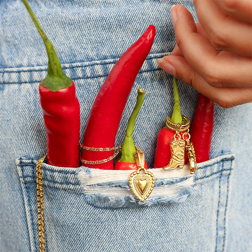 Mezcla y combina con nuestros nuevos colgantes vaqueros de acero inoxidable