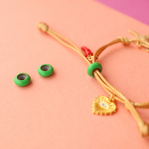 Crea coloridas pulseras con abalorios de cierre deslizante con esmalte