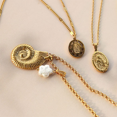 Dise&ntilde;a collares de impacto con dijes y colgantes de acero inoxidable