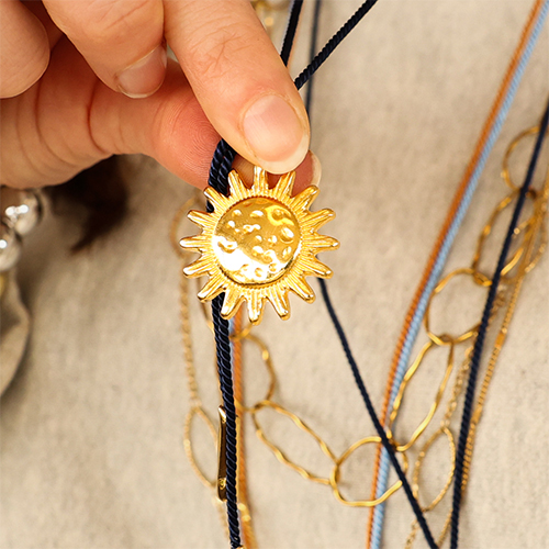 Crea joyas con la colecci&oacute;n en metal DQ&reg;