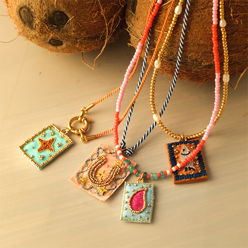 Inspiraci&oacute;n con colgantes de tela hechos a mano y tarjetas de joyer&iacute;a BY31&reg; 
