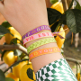 Ideas para pulseras con abalorios acr&iacute;licos, cuentas faceteadas y cinta con texto.
