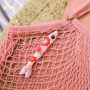 Decora tus accesorios con nuestros llaveros florales en forma de pez