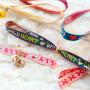 Crea pulseras y regalos festivos con cinta BY31&reg; y cascabeles