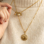 Joyas minimalistas con colgantes de acero inox y strass 