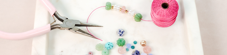 Reci&eacute;n llegado: abalorios en piedra natural flor