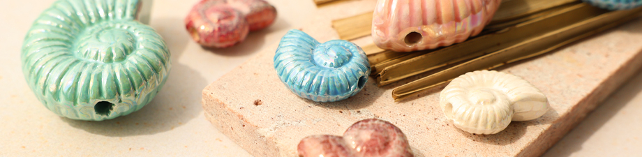 Reci&eacute;n llegados: Abalorios de cer&aacute;mica DQ Griegos concha