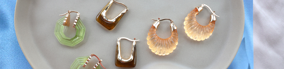 Coloridos pendientes de resina en diversas formas