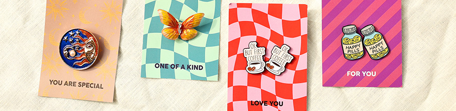 &iexcl;Ordena! Broches y pins coloridos en dise&ntilde;os divertidos