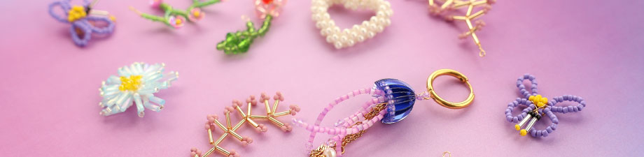 Abalorios de vidrio tejidos en varias formas