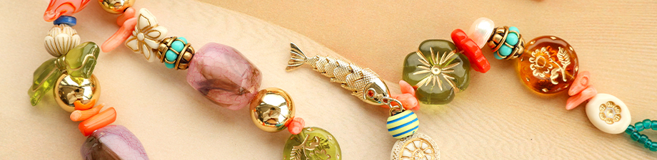 Nueva serie de abalorios acr&iacute;licos con detalles dorados